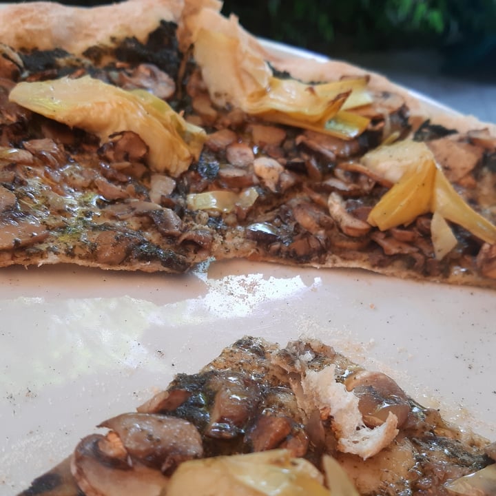 photo of The Butterfly Garden pizza con ortiche carciofi e funghi shared by @schid on  28 Aug 2023 - review