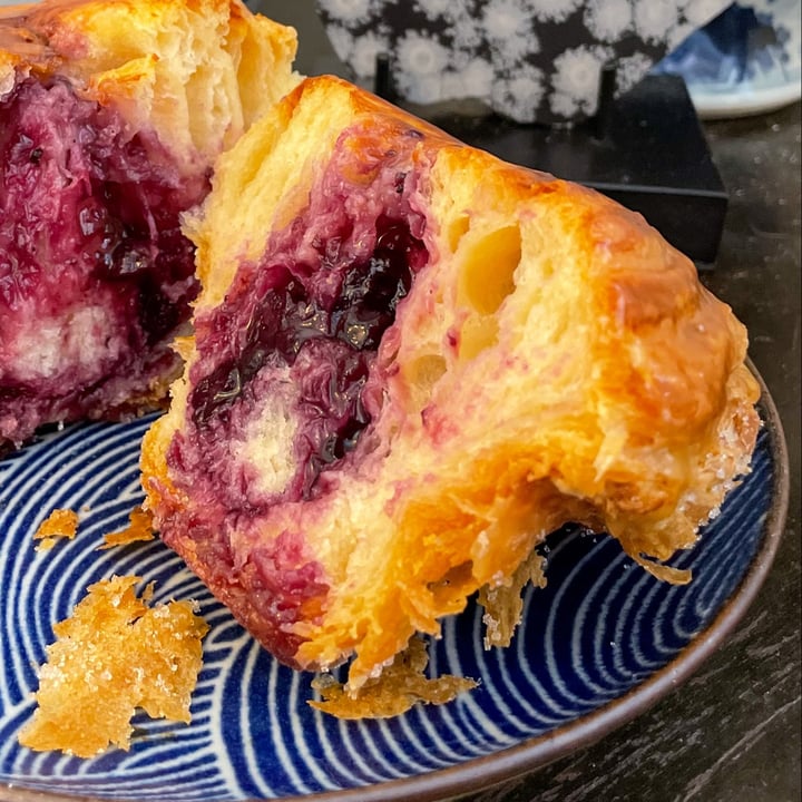 photo of Houldens Rise Above Blueberry Yuzu Cruffin shared by @alleycatz on  25 Aug 2023 - review