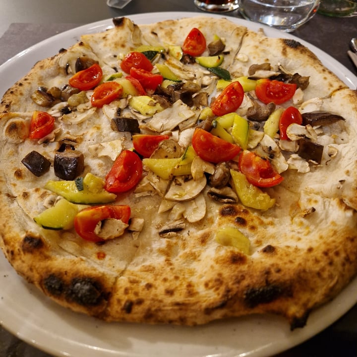photo of La Nicchia Pizza vegetariana shared by @assunonsolosoia on  29 Aug 2023 - review