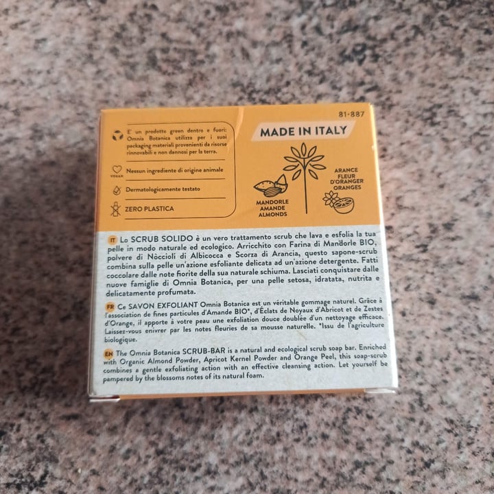 photo of Omnia Botanica Scrub Solido Vellutante Mandorle e Fiori d'Arancio shared by @azaholmes01 on  13 Sep 2025 - review
