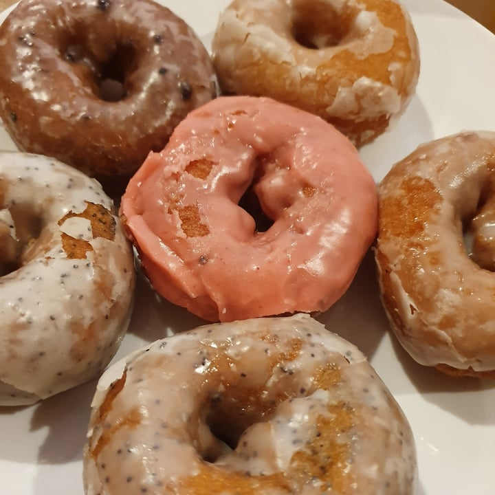 photo of Rainbow Donuts Vegan Lemon Poppy Seed Donut shared by @paniwilson on  20 Oct 2024 - review
