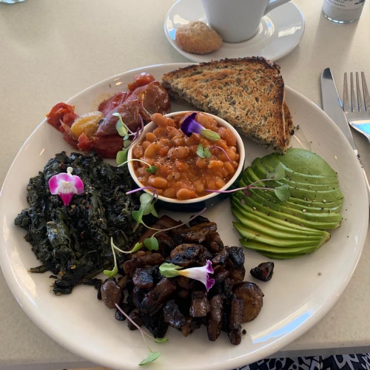 photo of Manta Cafe Vegan breakfast - spinach, roasted tomatoes, mushrooms, baked beans, health toast shared by @plantpoweredat60 on  26 Jan 2025 - review
