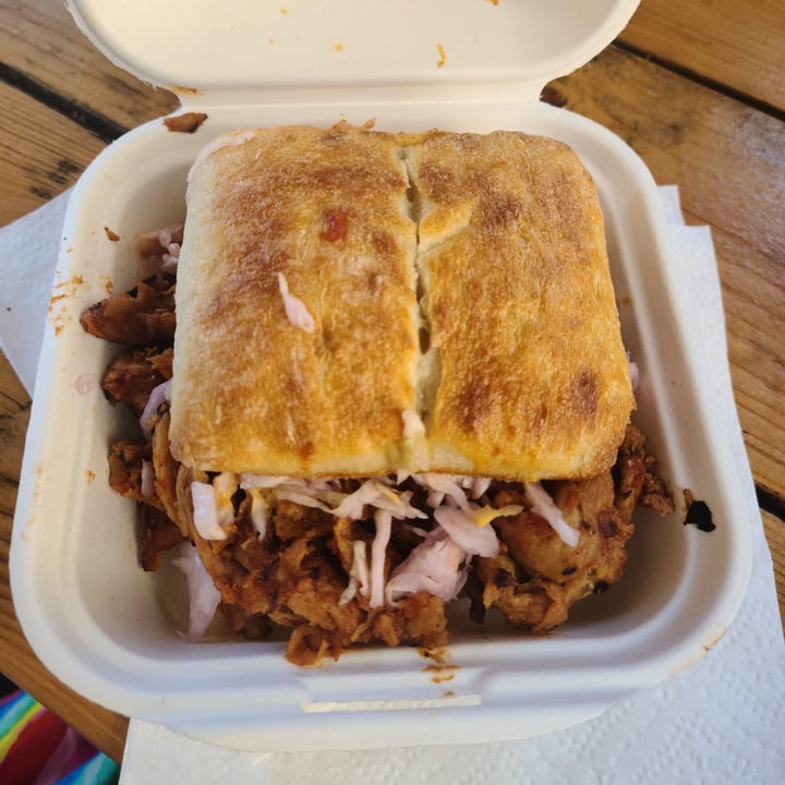 photo of Earth Aloha Eats Pulled Pork Sandwich shared by @sofihuasteca on  08 Oct 2024 - review