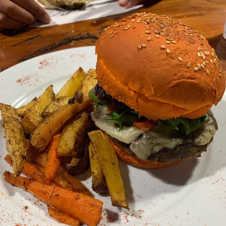 photo of Menta & Limón Vegan Fungie Burger shared by @signorinaluciana on  01 Apr 2024 - review