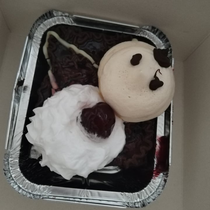 photo of VEGAN SWEET TOOTH London Black Forest Cherries and Chocolate Cake shared by @saikurakura on  25 Dec 2023 - review