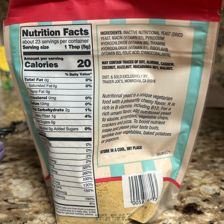 photo of Trader Joe's Nutritional Yeast shared by @moustachedvegan on  06 Nov 2023 - review