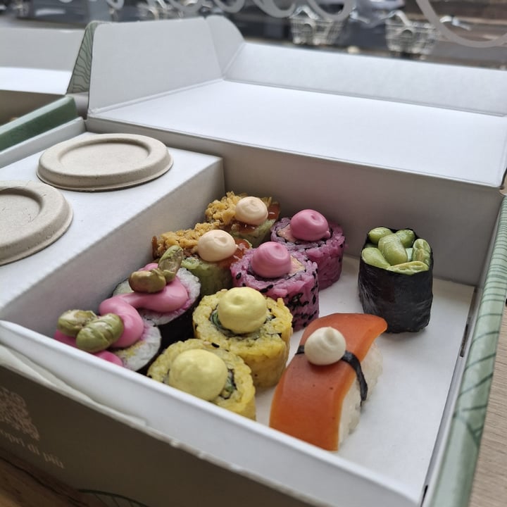 photo of EssenzaSushi Box Small Rainbow 10 pezzi shared by @chryssalis on  17 May 2025 - review