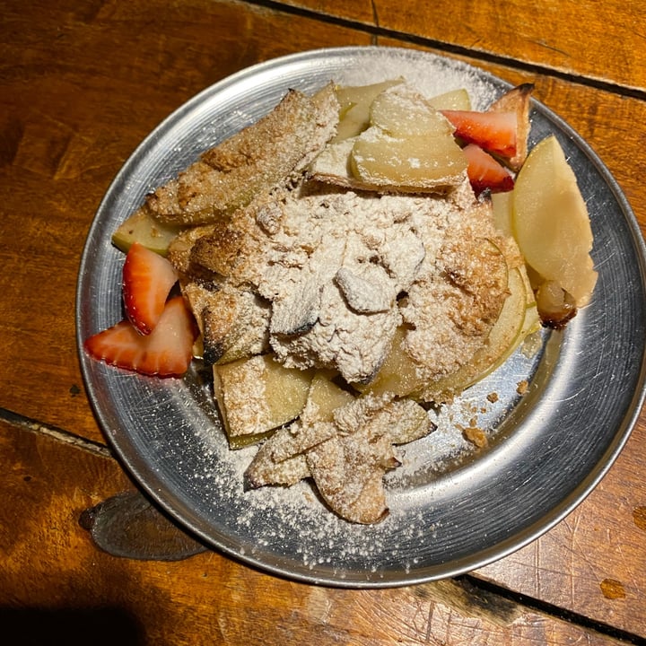 photo of La Fraternidad - Vermuteria Crumble De Manzanas shared by @victorialopez on  07 Jul 2024 - review