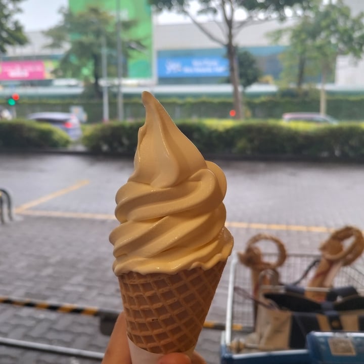 photo of Swedish Bistro | IKEA Singapore Tampines Mango ice cream (cone) shared by @glitteryunicorn on  09 Jan 2024 - review