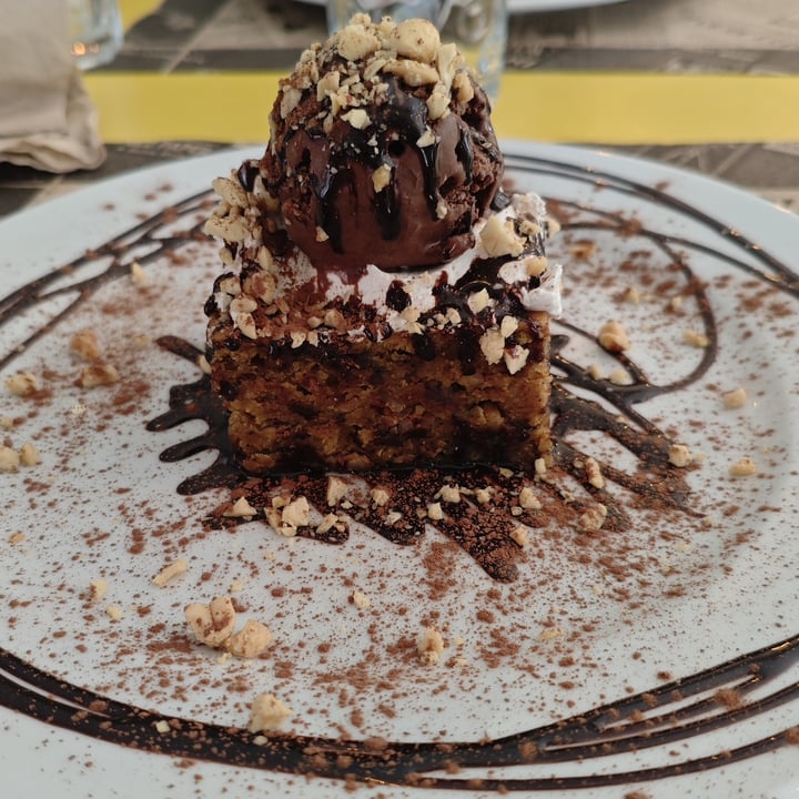 photo of La Factoría Vegana Café-Bar brownie con helado de chocolate shared by @colorfulsnail85 on  02 Oct 2025 - review