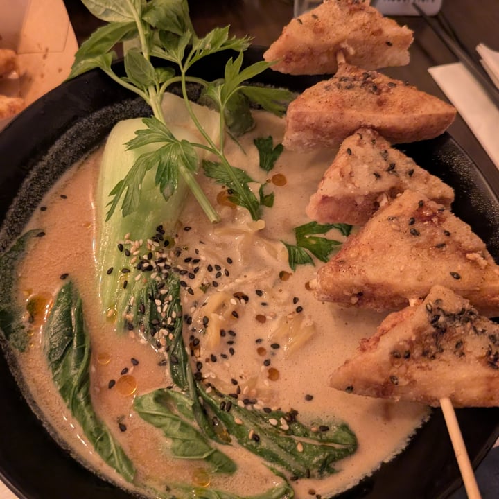photo of Lin‘s Veggie Dumplin‘ Cremige Tofu Ramen Miso-Erdnuss Bowl shared by @petpet on  13 Sep 2025 - review