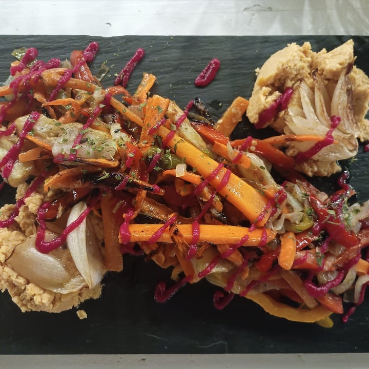 photo of Zoi Restó Vegetales a la plancheta con hummus de garbanzo shared by @dana1922 on  09 Feb 2025 - review
