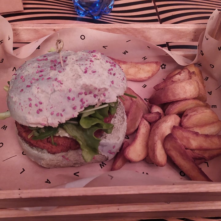 photo of Flower Burger Elf Burger shared by @-chiara- on  21 Dec 2023 - review