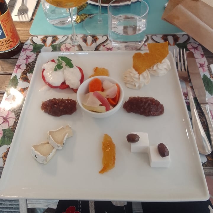 photo of Sementis Piatto Di Formaggi Vegetali E Frutta Secca, Marmellate, Chutney, Verdure Fermentate E Crackers Crudisti shared by @-chiara- on  21 Jun 2024 - review