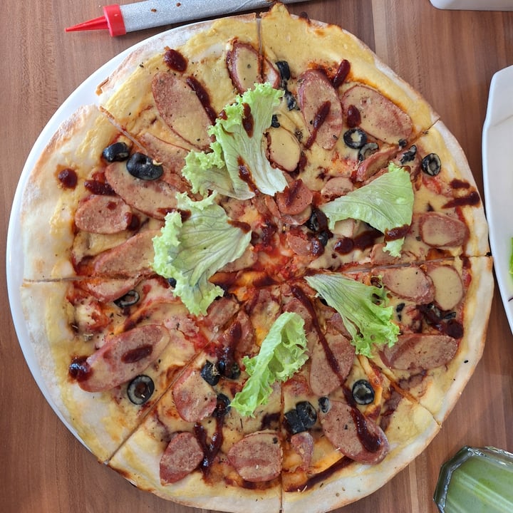 photo of WellSmoocht BBQ Sausage Pizza shared by @veganspicegirl on  06 Oct 2025 - review