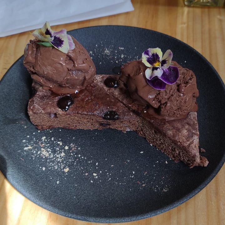 photo of Restaurante Valshi Brownie Con Helado De Chocolate Avellana shared by @catamartins on  24 Feb 2024 - review