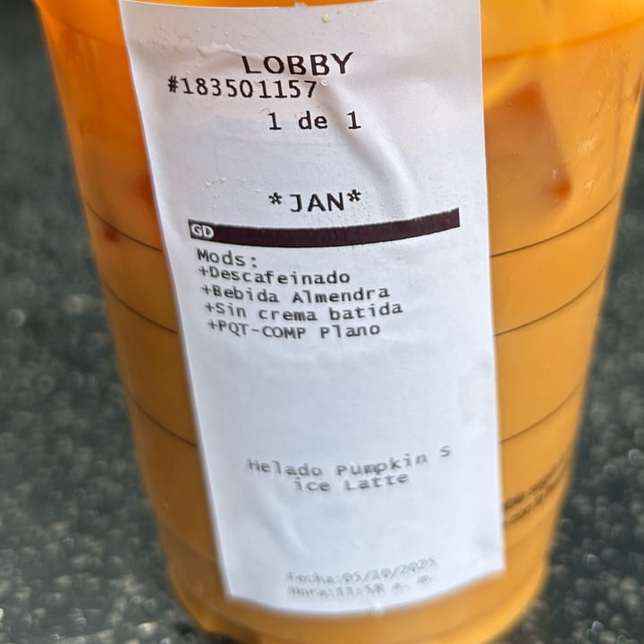 photo of Starbucks Pumpkin spice latte frio descafeinado con leche almendra shared by @zullybee on  06 Oct 2025 - review