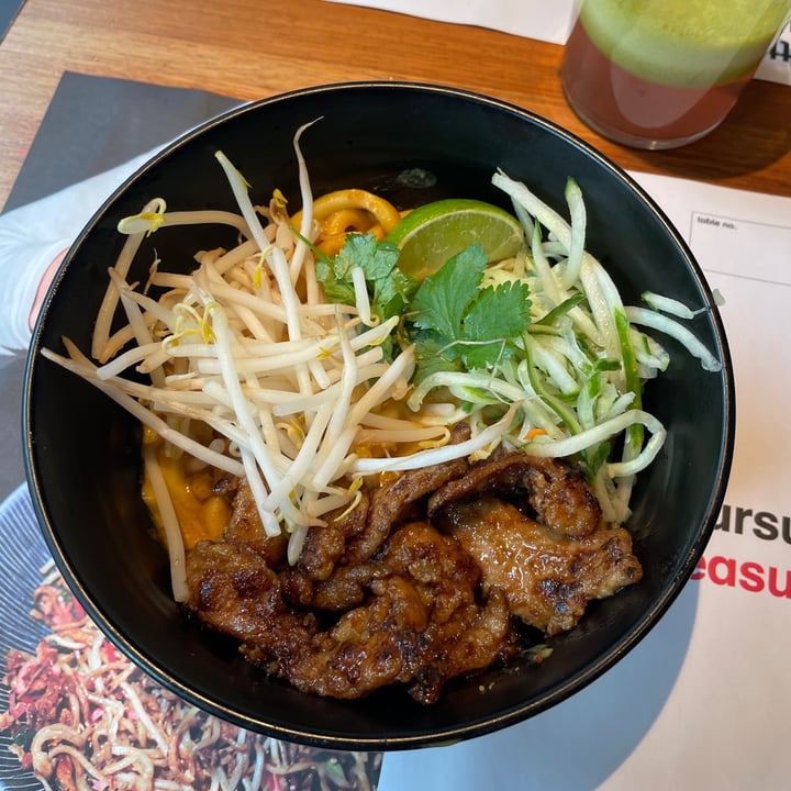 photo of wagamama vegan “chicken” kare lomen shared by @eireenene on  20 Aug 2023 - review