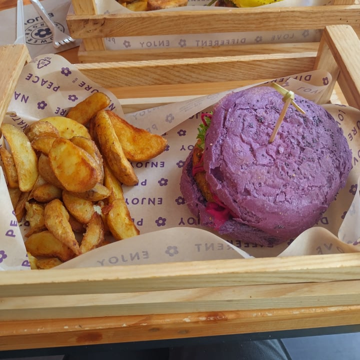 photo of Flower Burger Purple Hummus shared by @giusvisions on  20 Aug 2025 - review