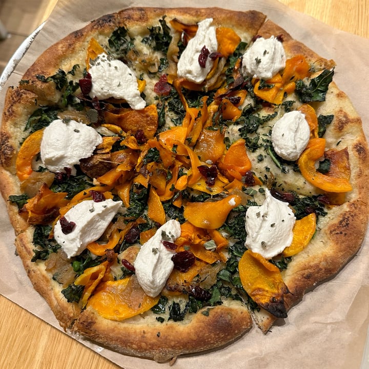 photo of True Food Kitchen Roasted Butternut Squash Pizza shared by @yrayburn on  06 Jan 2024 - review