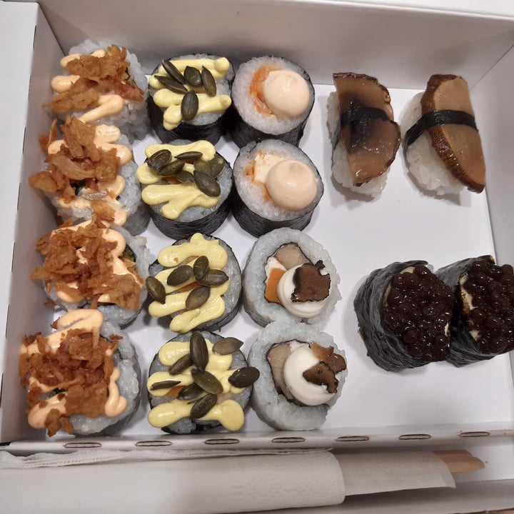 photo of EssenzaSushi Box Medium Tasty 16 pezzi shared by @rominafanchiotti on  18 Oct 2023 - review