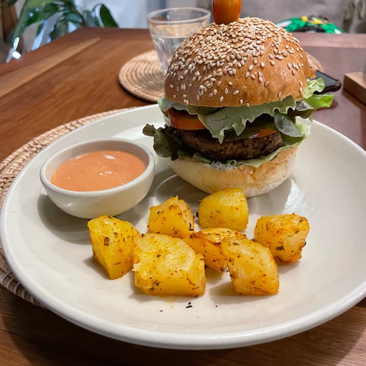 photo of ANNIE 𝐬𝐰𝐞𝐞𝐭𝐞𝐫𝐲 & 𝐞𝐚𝐭𝐞𝐫𝐲 Beyond Meat Burger shared by @goodgreens on  02 Dec 2023 - review