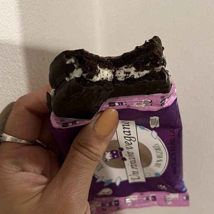 photo of Un Rincón Vegano Alfajor Black Vainilla shared by @gaby-miss-x on  12 Nov 2023 - review