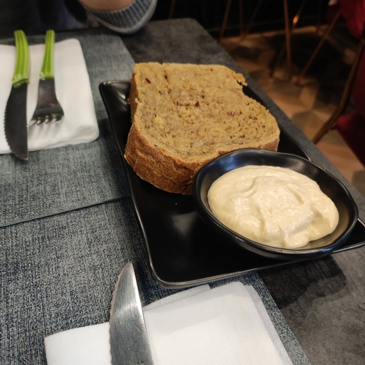 photo of Alhambra Risto veg Hummus con pane nero shared by @triglifafalelotosus on  15 Apr 2024 - review