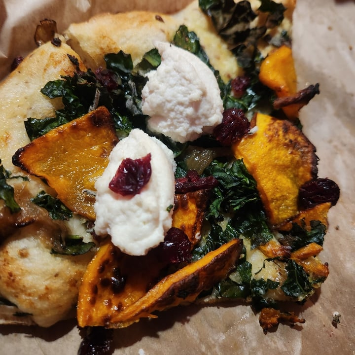 photo of True Food Kitchen Roasted Butternut Squash Pizza shared by @picklesnickels on  23 Oct 2023 - review