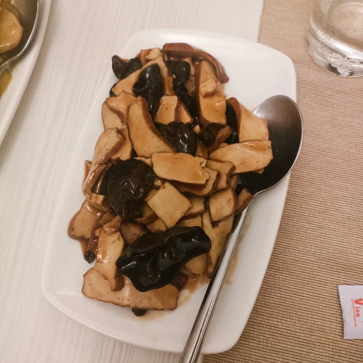 photo of Hong Kong Tofu Disidratato Con Misto Di Funghi shared by @irene80 on  23 May 2022 - review