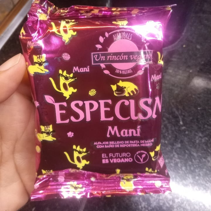 photo of Un Rincón Vegano Alfajor de maní y chocolate shared by @anna-del-rio on  14 Oct 2023 - review