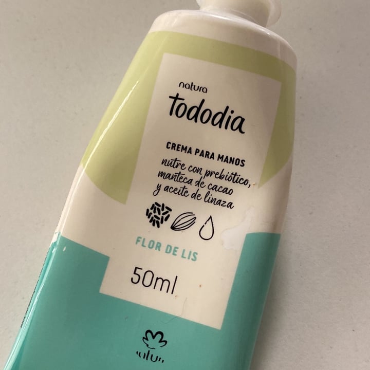 photo of Natura Crema para manos flores de lis shared by @anaacosta3c on  24 Aug 2023 - review