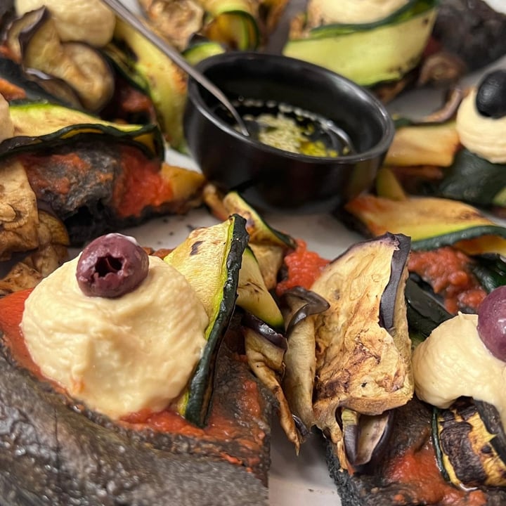 photo of cRust Torino Pizza Al Carbone Vegetale Con Hummus E Verdure shared by @giogio99 on  06 Jul 2024 - review