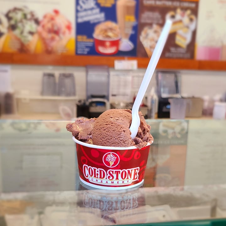 photo of Cold Stone Creamery Silk Almondmilk Frozen Chocolate Ice Cream shared by @agreene428 on  16 May 2024 - review