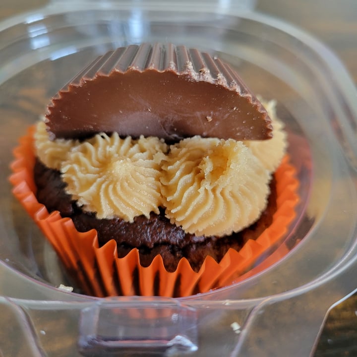photo of 4th & State reeses cupcake shared by @thuggishalien on  26 Nov 2023 - review