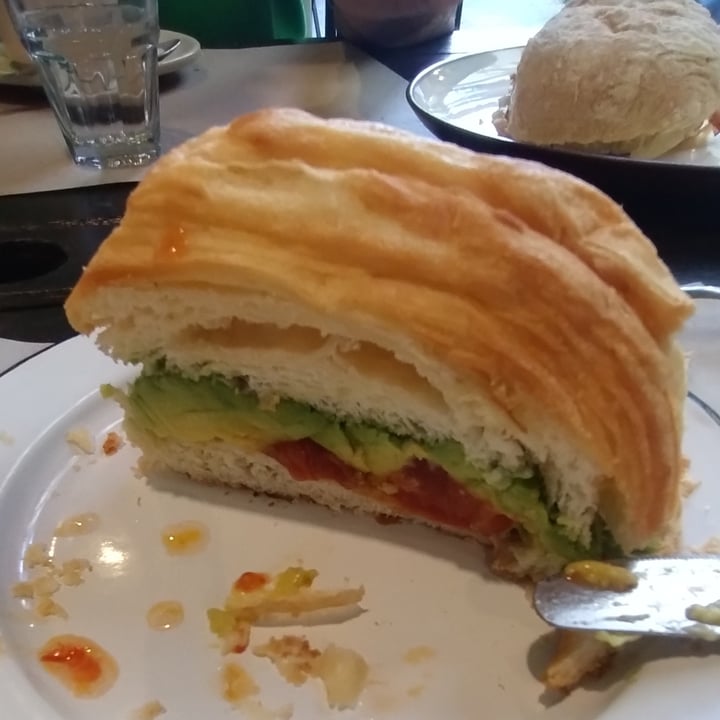 photo of Botanica Tienda&Atelier croissant Con Palta Y Tomate shared by @luluz on  16 Feb 2024 - review