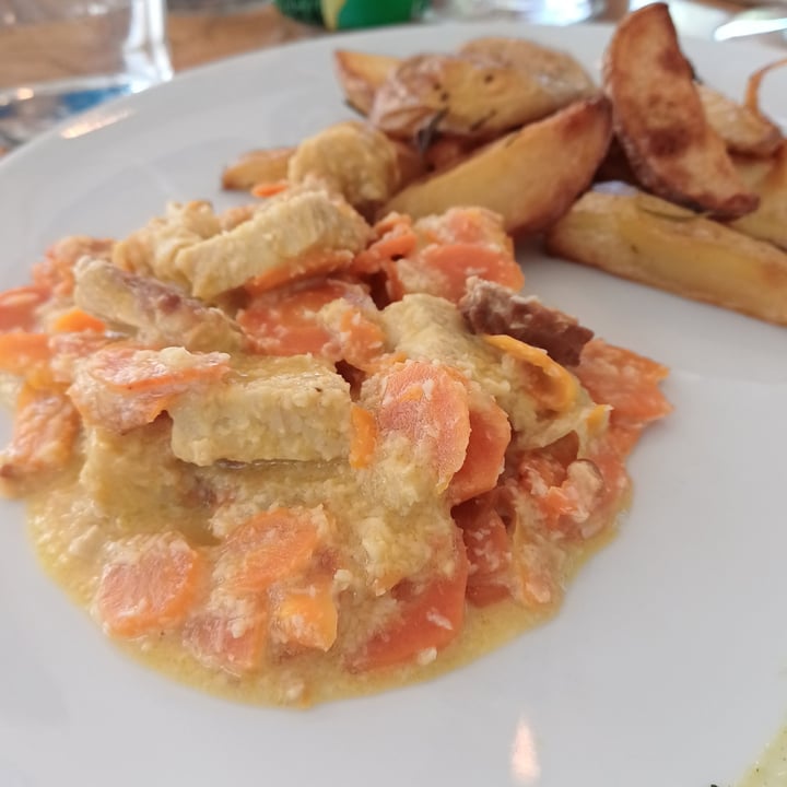 photo of Samsara e Volta Rossa Tempeh in crema di cocco e carote con patate al forno shared by @miocillo0 on  05 May 2024 - review