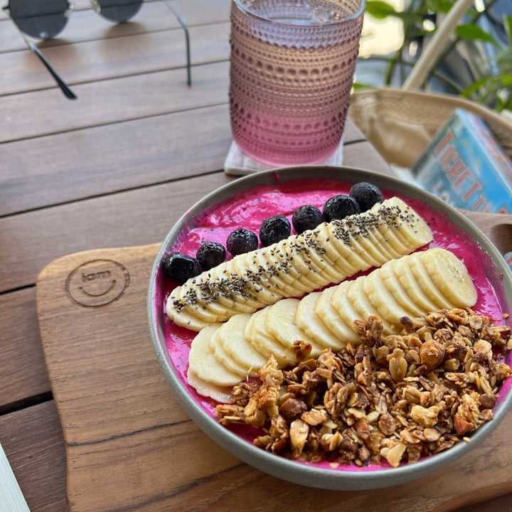 photo of I Am Vegan Babe Cafe Maui Island Smoothie Bowl shared by @crueltyfreetan on  04 Dec 2023 - review