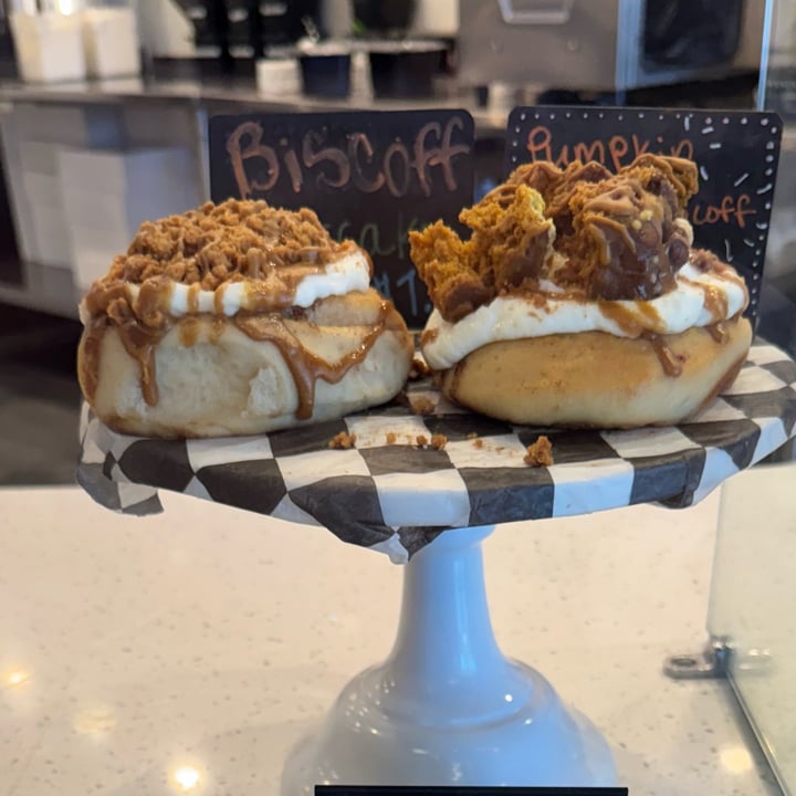 photo of Cinnaholic Pumpkin Spice Biscoff Roll shared by @onehungryvegan on  07 Oct 2025 - review