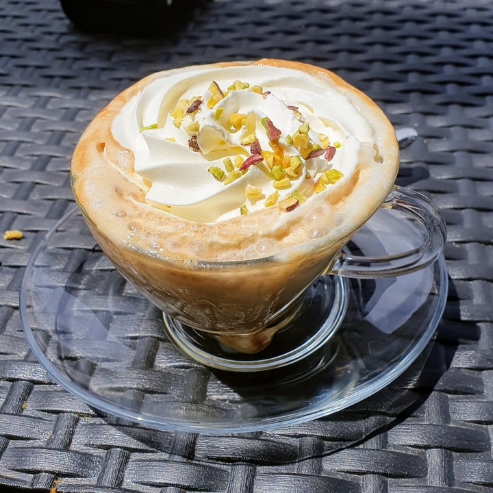 photo of The Lounge Bar cappuccino vegan con pistacchio e panna shared by @zianena on  13 May 2024 - review