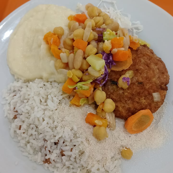 photo of Restaurante Universitário hambúrguer De Grão De Bico shared by @juliadetogni on  27 Feb 2024 - review