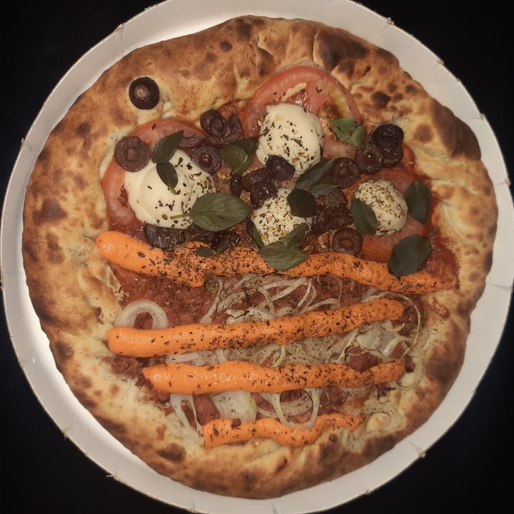 photo of Forneria Original Pizza caprese e calabresa com cheddar shared by @lorenneves on  14 Jul 2024 - review