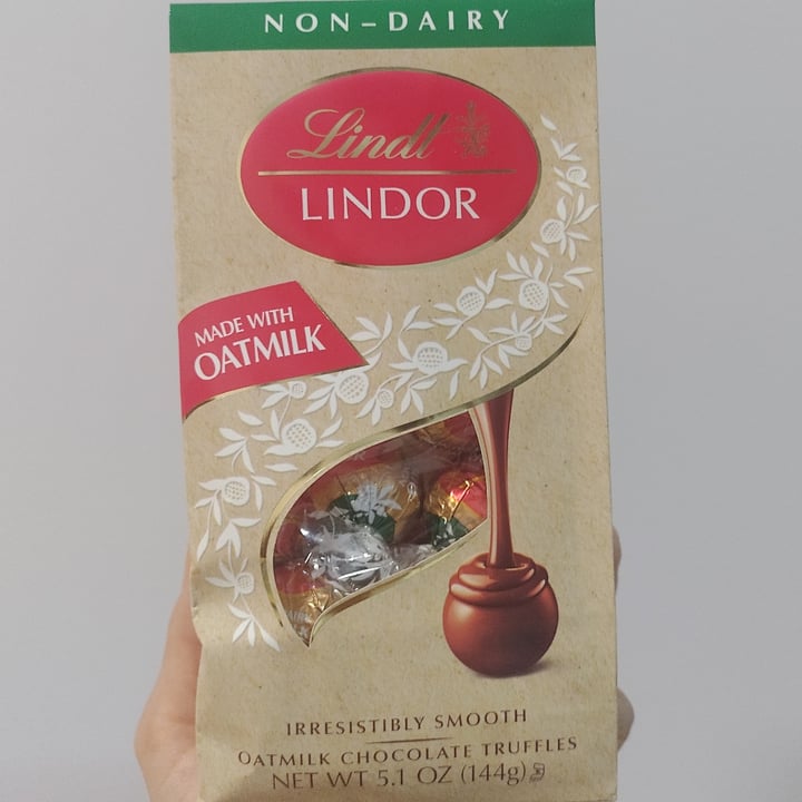 photo of Lindt Lindor Oatmilk Chocolate Truffles shared by @dorothee on  08 Dec 2023 - review