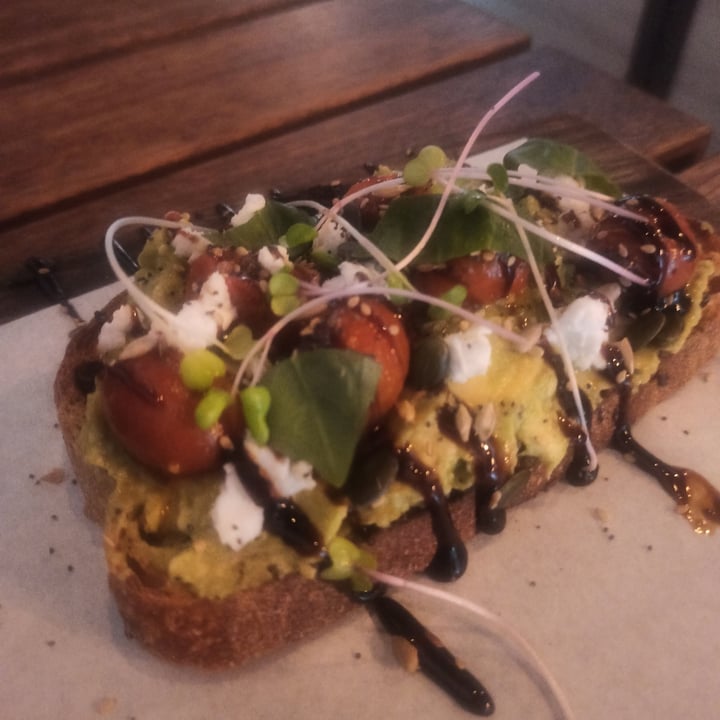 photo of Esquina Teguise Tostada de aguacate GF shared by @fedegoesgreen on  24 Feb 2024 - review