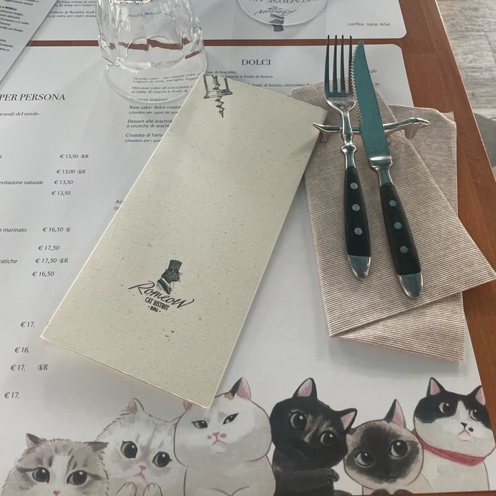 photo of Romeow Cat Bistrot ricotta di mandorle con fungo cardoncello, porto alla brace, lichene e mielata plant based shared by @babachito on  19 Nov 2023 - review