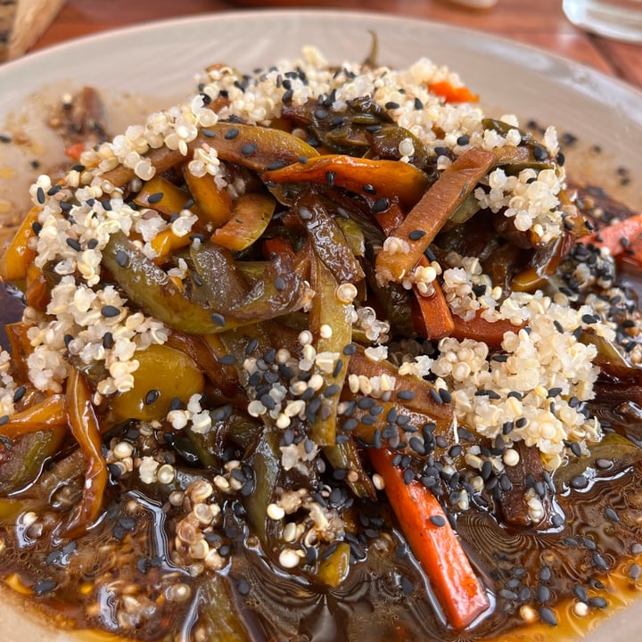photo of Pasakana Resto Bar - Purmamarca wok de quinoa y vegetales shared by @vaveg on  20 Nov 2023 - review