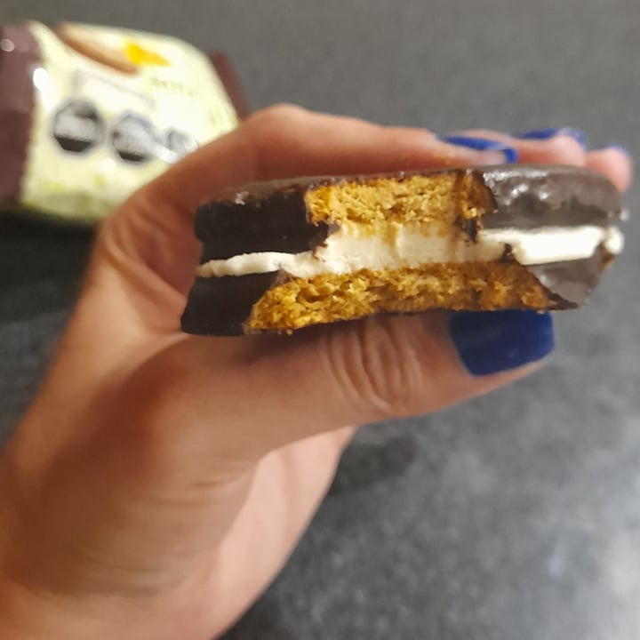 photo of Animal kind Alfajor mousse de limón bañado en chocolate shared by @rochyalmendra on  09 May 2024 - review