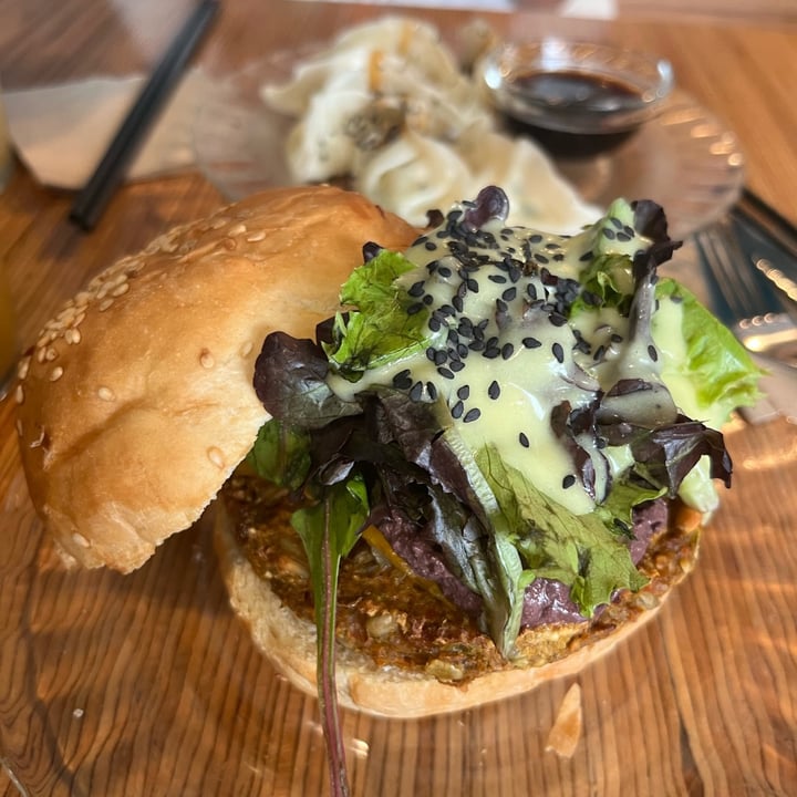 photo of LA CAMELIA VEGAN BAR Hamburguesa la nueva shared by @dudanedeff on  06 Nov 2023 - review