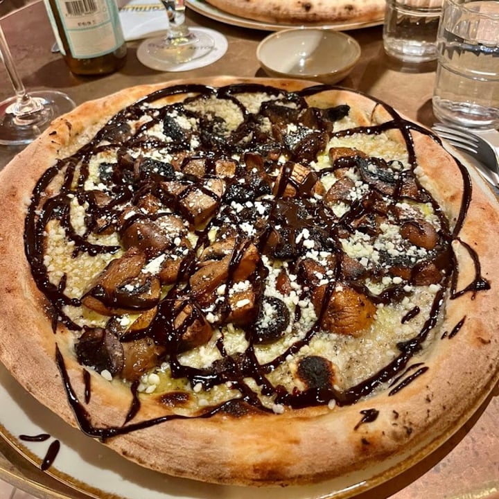 photo of Vegitalian Mushroom & Truffle Pizza shared by @david- on  31 Mar 2024 - review