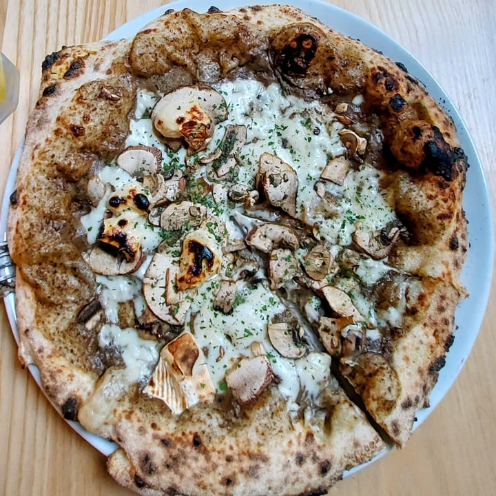 photo of Purezza - Vegan Pizza Camden Black Truffle Pizza shared by @ninargoring on  11 Oct 2025 - review